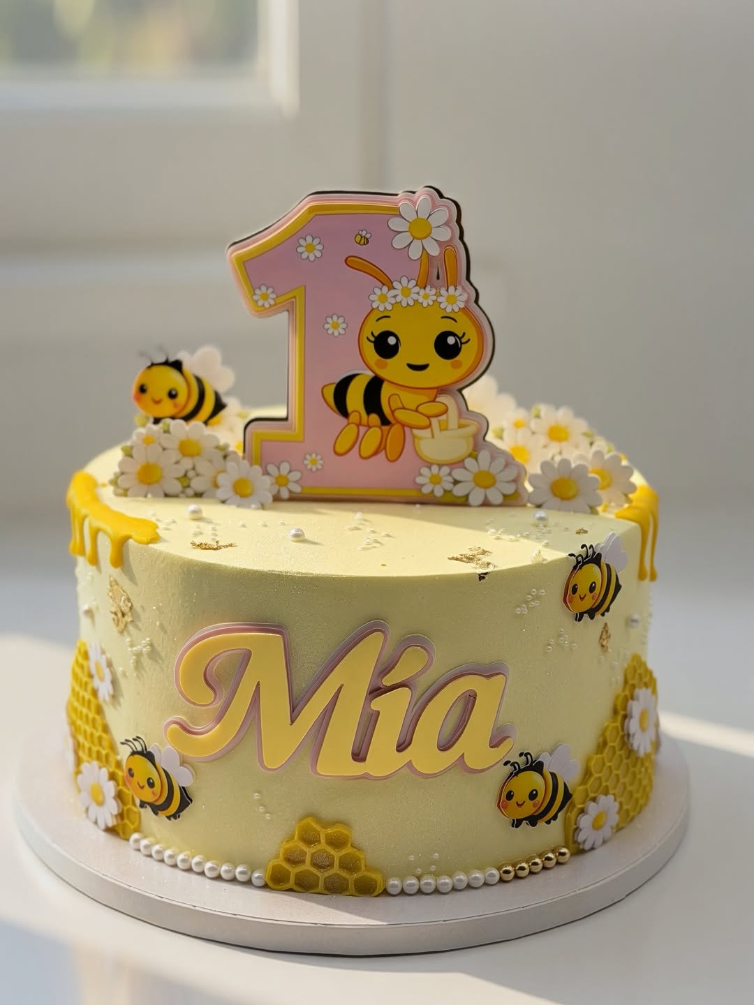 Pastel infantil de abejitas para un primer cumpleaños