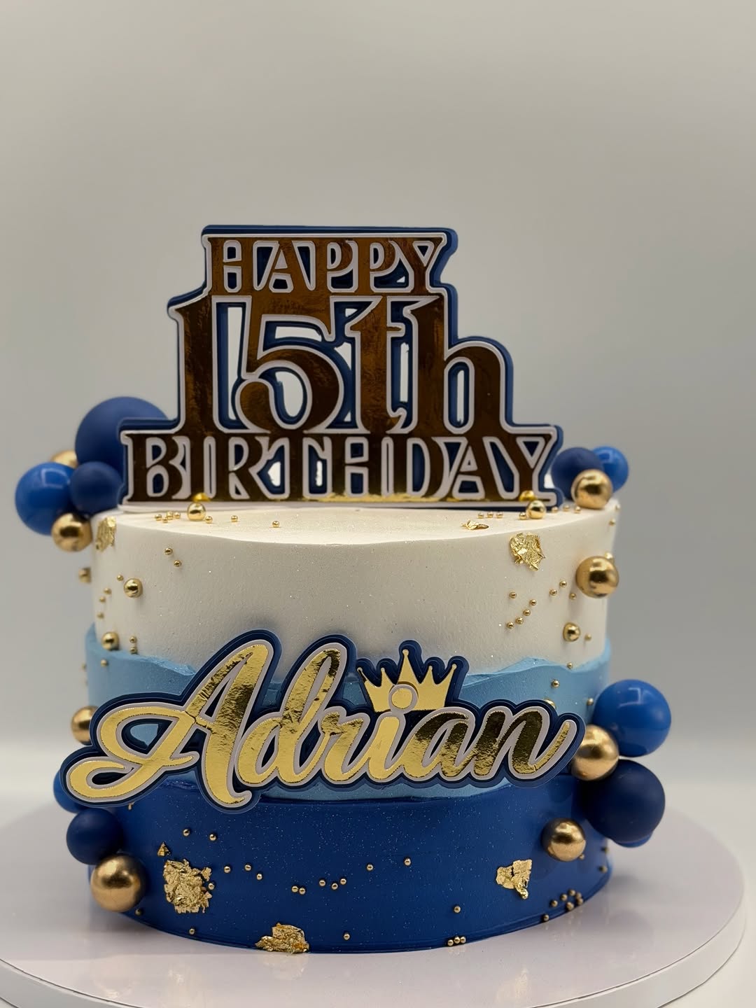 Pastel azul, blanco y dorado para una celebración de 15 años